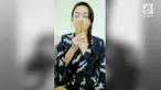 Seorang wanita membuat video bagaimana cara makan enak walaupun tengah menjalani diet