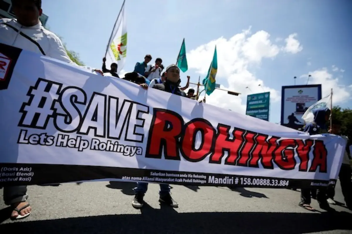 Potret Imigran Rohingya Dengan Benda Paling Berharga di Hidupnya