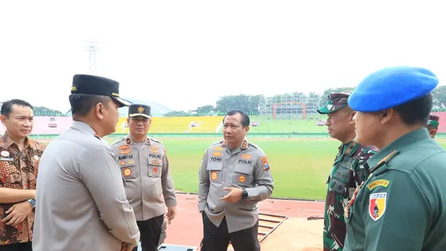 Kapolda Jawa Timur Irjen Pol Tono Harmanto, usai melakukan pengecekan GOR Delta Sidoarjo jelang Harlah satu abad NU. (Dian Kurniawan/Liputan6.com)