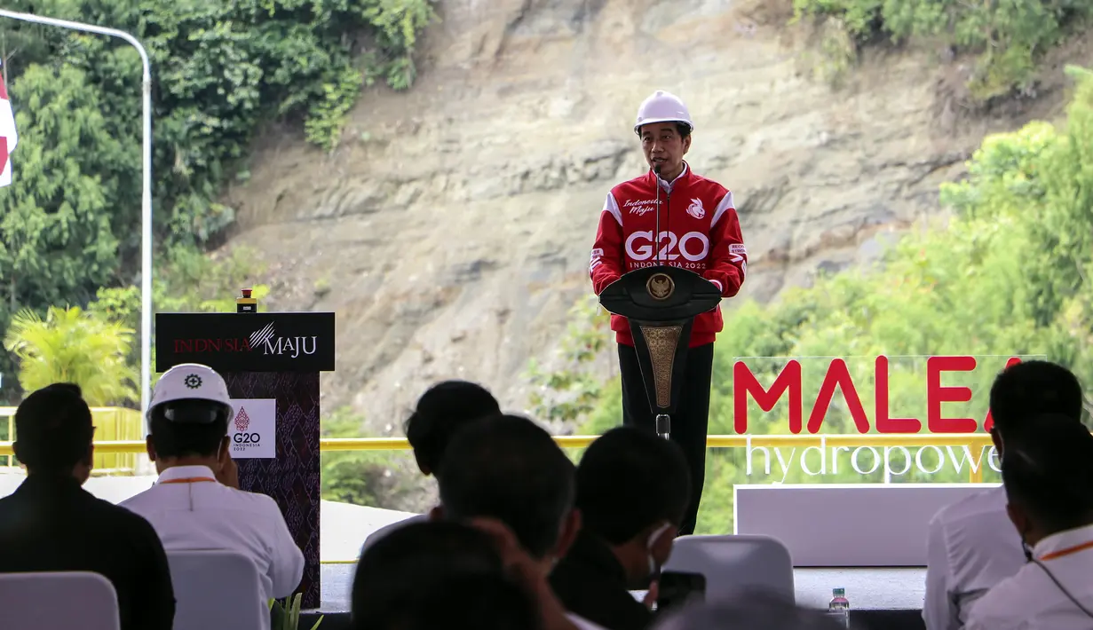 Presiden Joko Widodo saat meresmikan pengoperasian PLTA Poso dan PLTA Malea di Poso, Sulawesi Tengah, Jumat (25/2/2022). Pengoperasian dua pembangkit ramah lingkungan ini mendukung pencapaian target energi baru terbarukan (EBT) sebesar 23 persen pada 2025 dan net zero emission 2060. (Dok PLN)