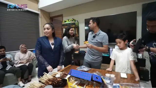 Potret 6 Artis Bagi-Bagi THR ke Karyawannya, Borong Baju hingga Kasih Uang Segepok