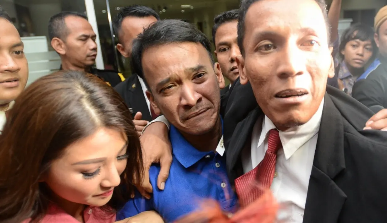 Keluarga dan sahabat berdatangan ke Rumah Sakit Cipto Mangunkusumo tempat Julia Perez dirawat Rabu (19/4). Kabar kondisi kritis Jupe sudah beredar sejak siang. Sekitar pukul 16.20 WIB, keluarga dan sahabat terus berdatangan. (Adrian Putra/Bintang.com)