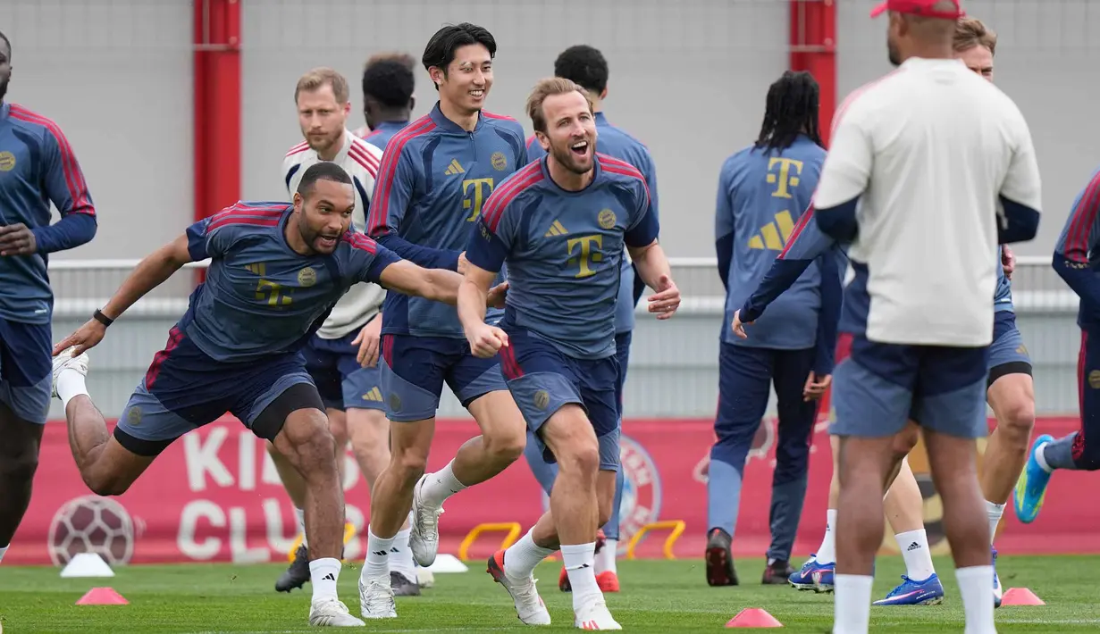 Pemain Bayern Munchen, Harry Kane (tengah) dan Jonathan Tah (kiri) saat mengikuti sesi latihan jelang pertandingan leg kedua semifinal Liga Champions 2025/2026 melawan Paris Saint-Germain (PSG) di Jerman, Selasa 5 Mei 2026. Bayern Munchen melakukan persiapan penuh jelang menjamu Paris Saint-Germain (PSG) pada leg kedua semifinal Liga Champions 2025-2026. (AP Photo/Matthias Schrader)