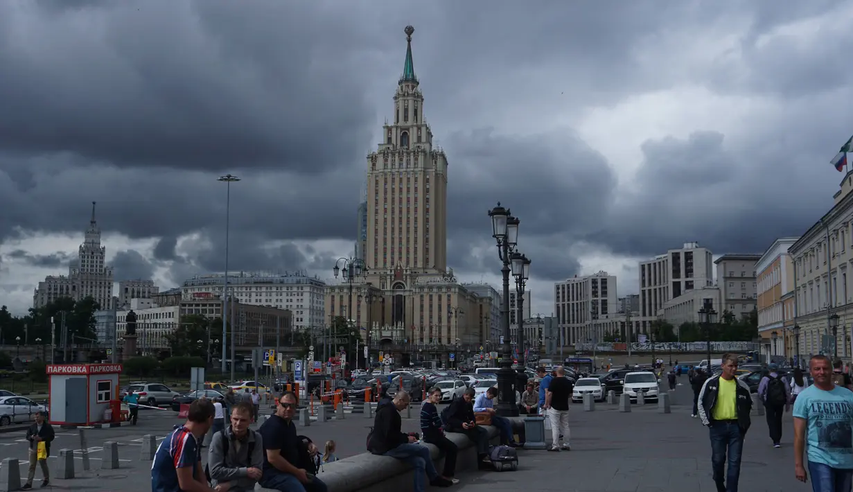 Tiba di St Petersburg saya menyempatkan diri untuk bersantai terlebih dahulu di depan stasiun. Duduk-duduk santai sambil menikmati suasana kota yang diwarnai lalu lalang masyarakat sekitar. (Bola.com/Okie Prabhowo)