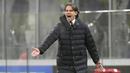 Simone Inzaghi - Juru taktik Inter Milan ini masuk dalam jajaran pelatih muda di Liga Champions. Simone Inzaghi yang kini berusia 45 tahun merupakan pelatih pengalaman dengan sederet prestasi. (AP/Luca Bruno)