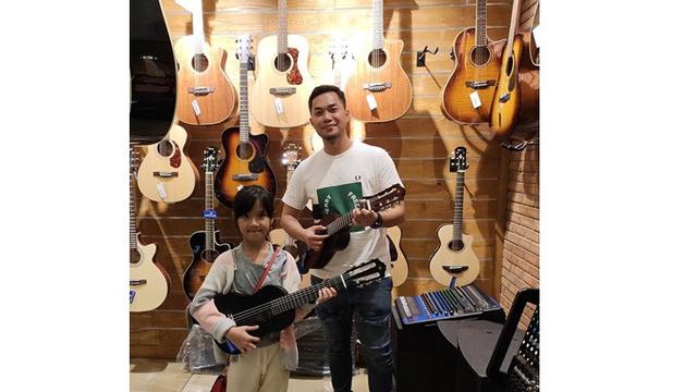 7 Potret Sirajuddin Suami Zaskia Gotik dan Anaknya, Kompak Banget