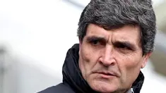 Tottenham Hotsphur manager Juande Ramos takes his seat before the English Premier league football match against Manchester City at The City of Manchester Stadium in Manchester, on March 16, 2008. AFP PHOTO/ANDREW YATES