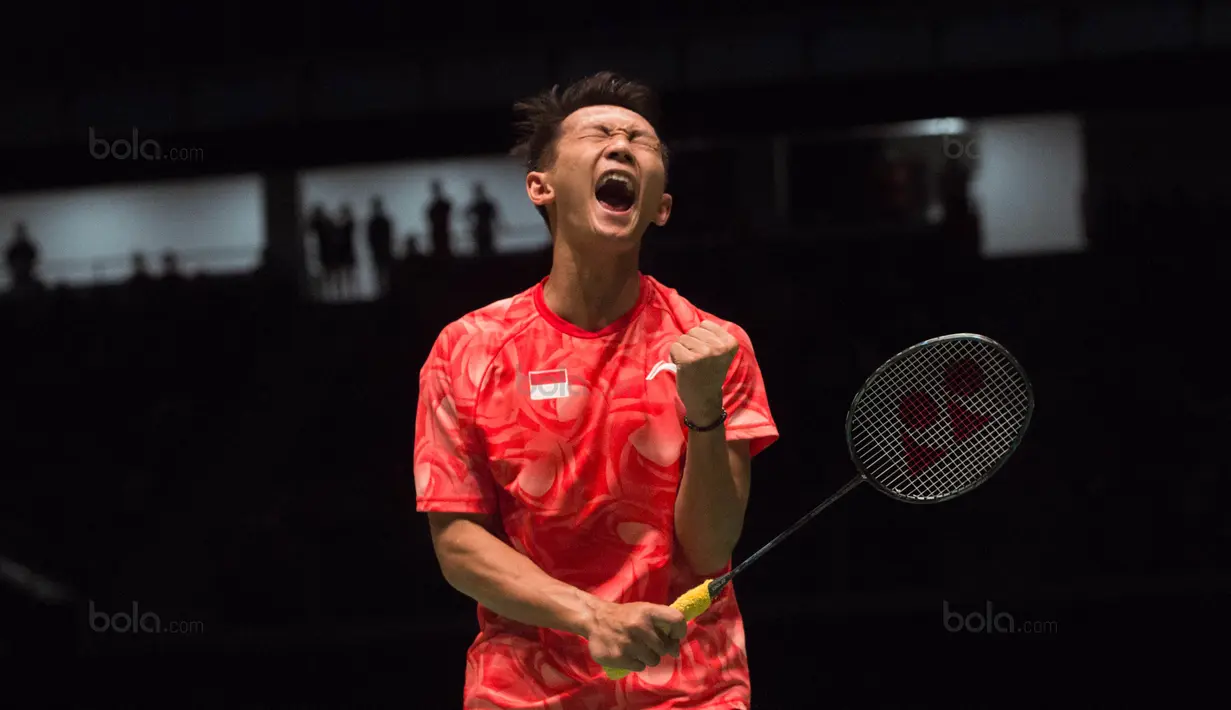 Ekspresi Ihsan Maulana Mustofa usai mengalahkan pebulu tangkis Malaysia, Lee Zii Jia pada final bulu tangkis beregu putra SEA Games 2017 di Axiata Arena, Malaysia, Kamis (24/8/2017). Indonesia meraih medali emas. (Bola.com/Liputan6.com/Faizal Fanani)