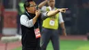 Pelatih Persebaya, Aji Santoso memberi arahan pada timnya saat laga melawan Persija pada lanjutan Shopee Liga 1 Indonesia di Stadion Utama Gelora Bung Karno Jakarta, Selasa (17/12/2019). Persija kalah 1-2 dari Persebaya. (Liputan6.com/Helmi Fithriansyah)