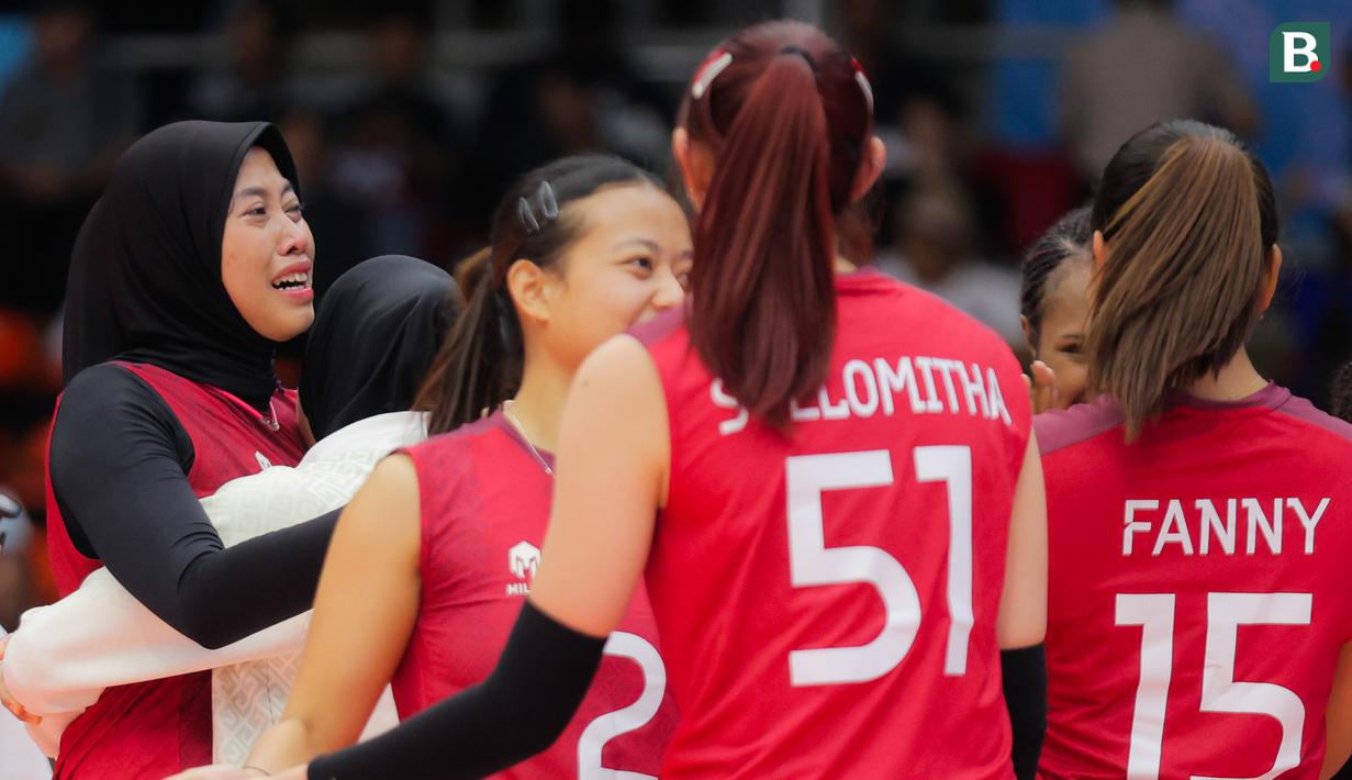 Megawati Hangestri Pertiwi tak kuasa menahan tangis setelah Timnas voli putri Indonesia berhasil menaklukkan Filipina sekaligus meraih medali perunggu SEA Games 2025 di Indoor Stadium Huamark, Bangkok, Senin (15/12/2025). (Bola.com/Bagaskara Lazuardi)