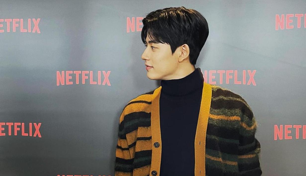 Gayanya banyak dipuji meski pakai busana santai. Salah satunya saat pria dengan tinggi 183 cm itu hadiri premier seriesnya memakai turtle neck hitam dan outer kuning ini. (Liputan6.com/IG/@lomon991111)