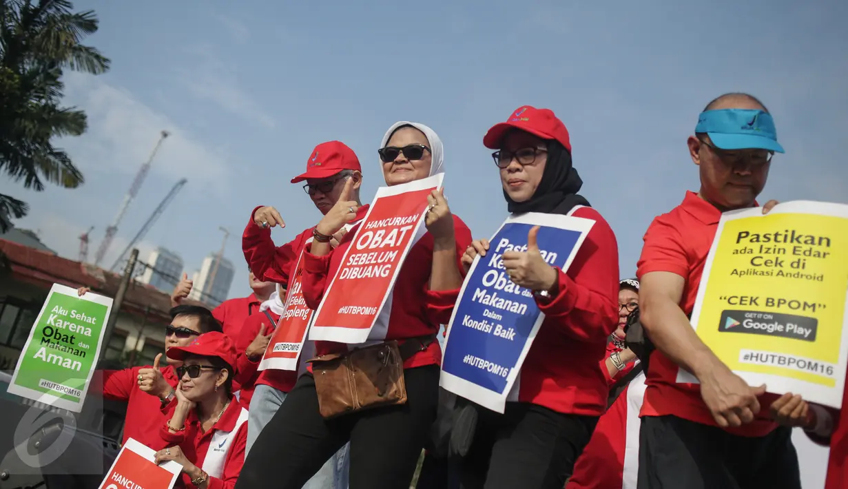 Kepala BPOM, Penny K. Lukito (kedua kiri) ikut berkampanye saat car free day (CFD) di kawasan Bundaran HI, Jakarta, Minggu (26/2). Dalam aksi ini, BPOM mengingatkan pentingnya masyarakat untuk peduli obat dan pangan aman. (Liputan6.com/Faizal Fanani)