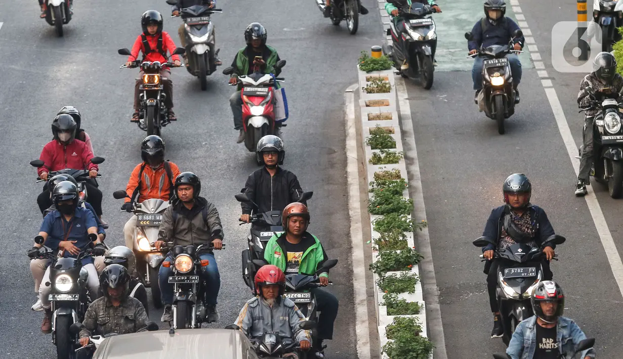 Usulan kebijakan tersebut merupakan salah satu upaya untuk mengurangi emisi gas buang yakni dengan menggunakan kendaraan listrik. (Liputan6.com/Angga Yuniar)