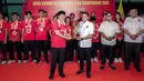 <p>Manajer Tim Bulu Tangkis Indonesia Shendy Puspa (tengah kiri) menyerahkan trofi Badminton Asia Mixed Team Championships 2025 kepada Sekretaris Jenderal PBSI, Ricky Soebagja (tengah kanan) saat penyambutan tim bulu tangkis Indonesia di Terminal 3 Bandara Soekarno Hatta, Tangerang, Senin (17/02/2025). (Bola.com/Bagaskara Lazuardi)</p>