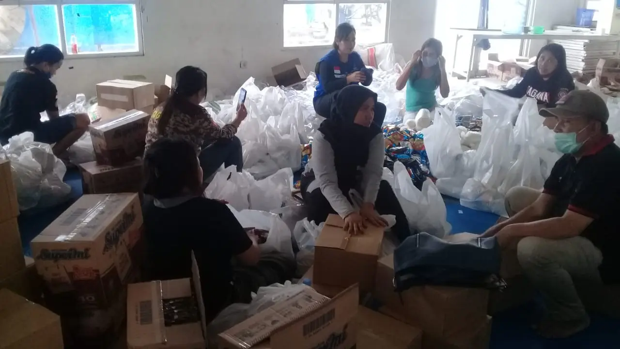 Ivi Mertosono bersama puluhan rekannya selama dua hari menyiapkan puluhan ribu paket sembako untuk warga Manado.