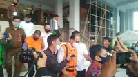 Tersangka korupsi pengadaan komputer di Dinas Pendidikan Riau ketika digiring ke mobil tahanan. (Liputan6.com/M Syukur)