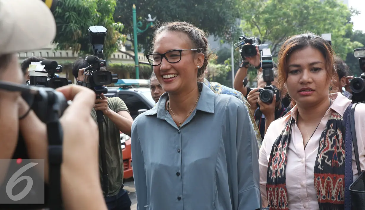 Nadine Chandrawinata usai menjalani pemeriksaan di Polda Metro Jaya, Senin (19/9). Nadine menjadi saksi kasus kepemilikan senjata ilegal yang menjerat Gatot Brajamusti sebagai tersangka. (Liputan6.com/Herman Zakharia)