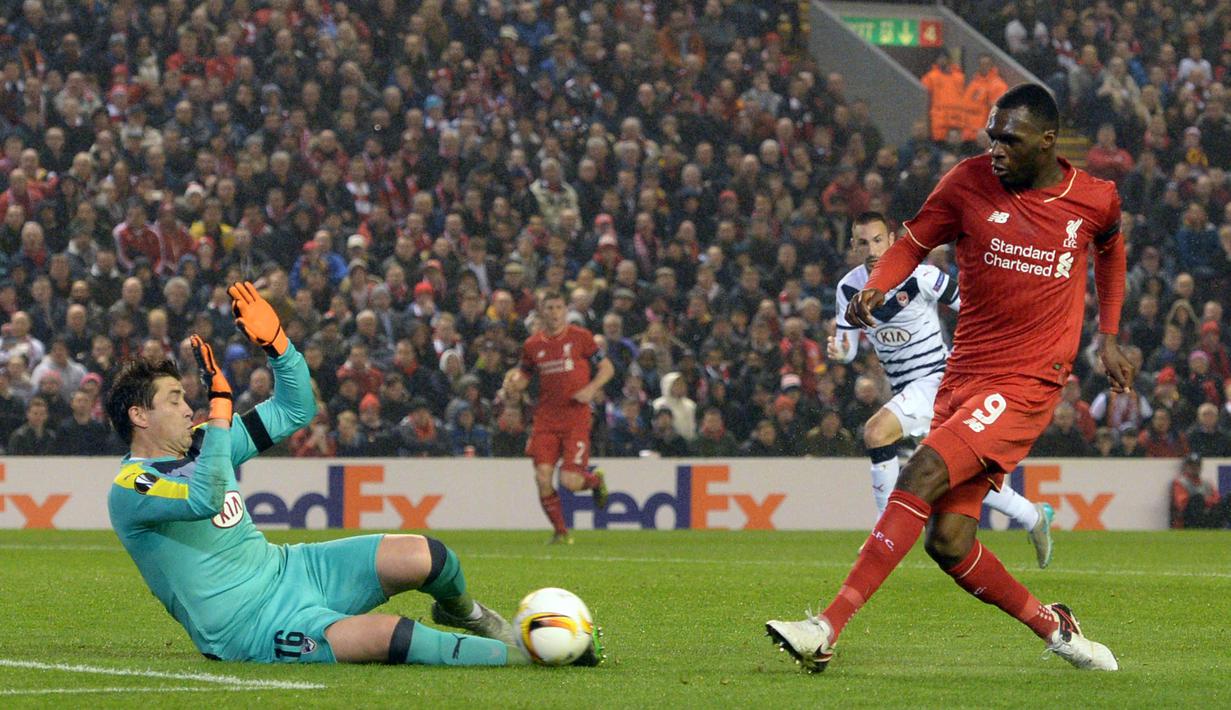 Striker Liverpool, Christian Benteke, berusaha mengecoh kiper Bordeaux pada laga Liga Europa di Stadion Anfield, Inggris, Kamis (26/11/2015). (AFP Photo/Oli Scarff)