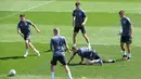 (kiri-kanan) Pemain Jerman Jonas Hoffmann, Toni Kroos, Kai Havertz, Robin Gosens dan Florian Neuhaus melakukan pemanasan selama sesi latihan MD-1 di Herzogenaurach, Jerman, Senin (28/6/2021). Jerman akan melawan Inggris pada babak 16 besar Euro 2020. (Christof STACHE/AFP)