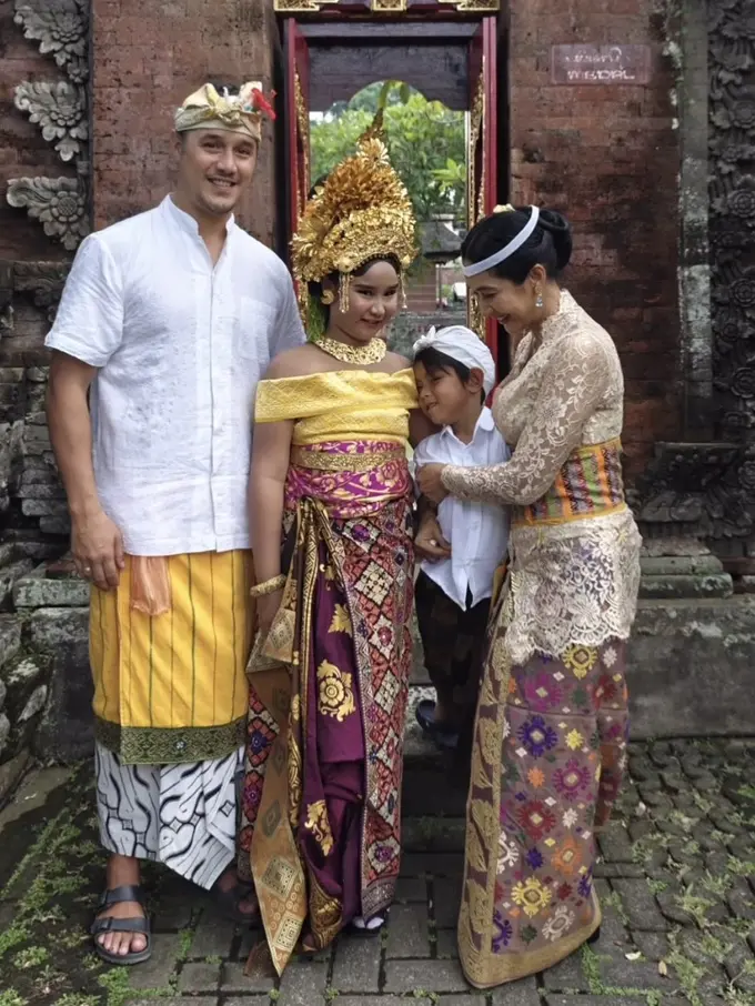 Putri Happy Salma Dibalut Pakaian khas Bali saat Upacara Bungan Jaje