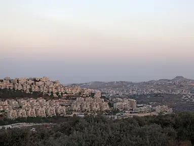 Pemandangan pemukiman Har Homa yang diambil Israel, dengan latar belakang kota Betlehem (kanan) di Tepi Barat di Yerusalem Timur pada 23 September 2022. Har Homa atau Homat Shmuel secara resmi adalah pemukiman Israel di selatan Yerusalem Timur, dekat Beit Sahour. (AFP/Ahmad Gharabli)