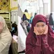 Pada foto pertama, Rebecca terlihat mengenakan busana syari berwarna maroon yang memberi kesan hangat dan elegan. Khimar panjang yang menjuntai menciptakan siluet flowy yang feminin. Duduk di atas kursi bermotif khas Timur Tengah, tampilannya terasa estetik dengan perpaduan warna yang kontras namun tetap harmonis. Riasan wajahnya tampak natural dengan sentuhan lipstik bernuansa merah lembut yang mempertegas kecantikan wajahnya. [@rklopper].