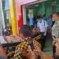 Sebanyak 20 santriwati pondok pesantren modern Gontor Poso, dilarikan ke rumah sakit setelah mini bus yang ditumpanginya mengalami kecelakaan di Jalur Trans Sulawesi, Kamis (30/1/2020). (Liputan6.com/ Heri Susanto)