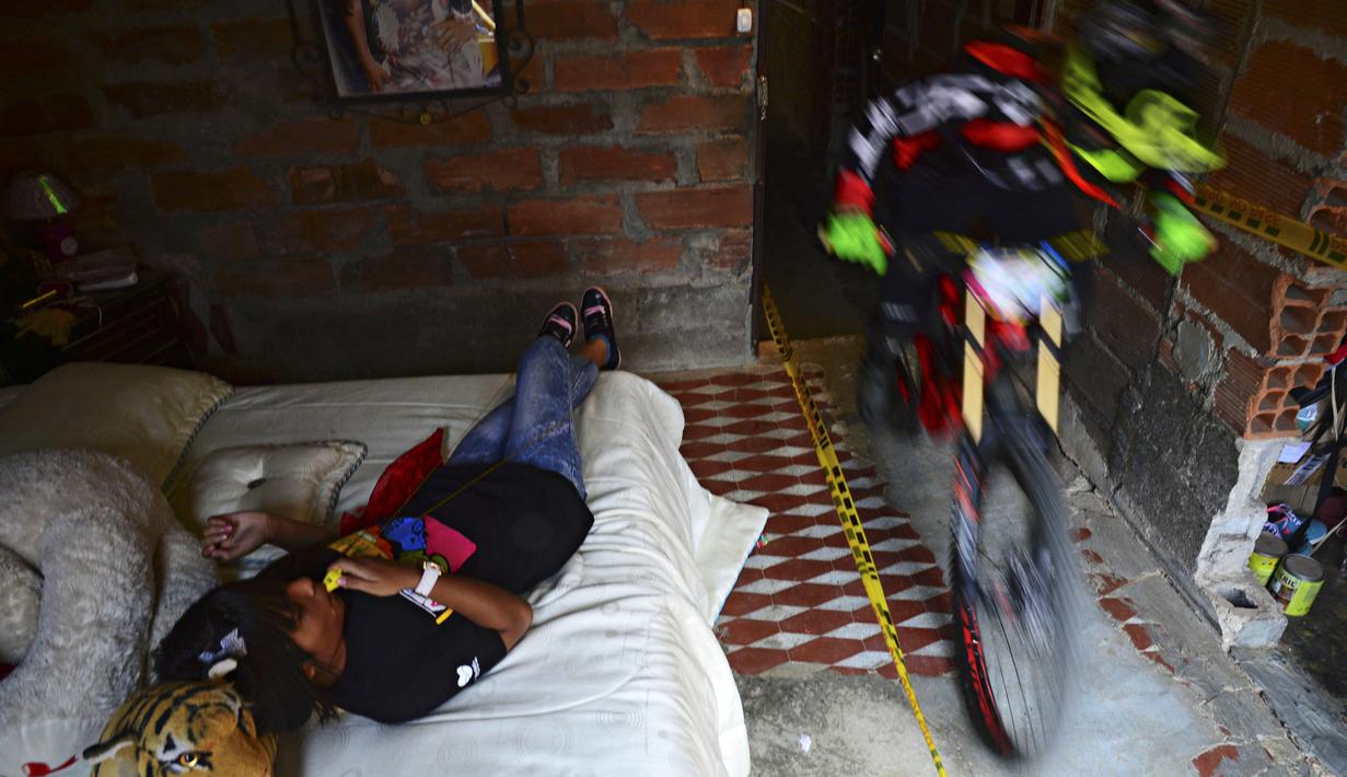 Seorang pebalap downhill sedang berlomba dalam Adrenalina Urban Bike di Comuna 13, Medellin, Kolombia, (1/112015). (AFP Photo/Raul Arboleda)