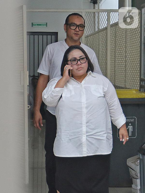 Dua terdakwa kasus dugaan penyalahgunaan narkotika Tri Retno Prayudati atau Nunung (depan) dan suaminya July Jan Sambiran (belakang) bersiap menjalani sidang di PN Jakarta Selatan, Rabu (27/11/2019). Nunung dan July akan menjalani sidang putusan. (Liputan6.com/Herman Zakharia)