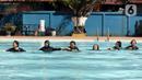 Sejumlah peserta berlatih berenang pada kegiatan Gerakan Prolanis Total (Gelato) di Gelanggang Remaja KONI, Gambir, Jakarta, Kamis (11/8/2022). Puskesmas Kecamatan Gambir mengadakan kegiatan Gelato berupa pelatihan berenang kepada peserta lansia penderita penyakit kronis untuk mencegah penyakit tersebut tambah parah. (Liputan6.com/Herman Zakharia)