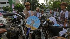 Sepeda Onthel ikut memeriahkan Fam Trip dan Gowes Bareng TAFISA Games 2016 dengan rute Kantor Kemenpora menuju Menuju  Ancol yang merupakan Venue Utama TAFISA Games 2016, Jakarta, Minggu (2/10/2016). (Bola.com/NIcklas Hanoatubun)  