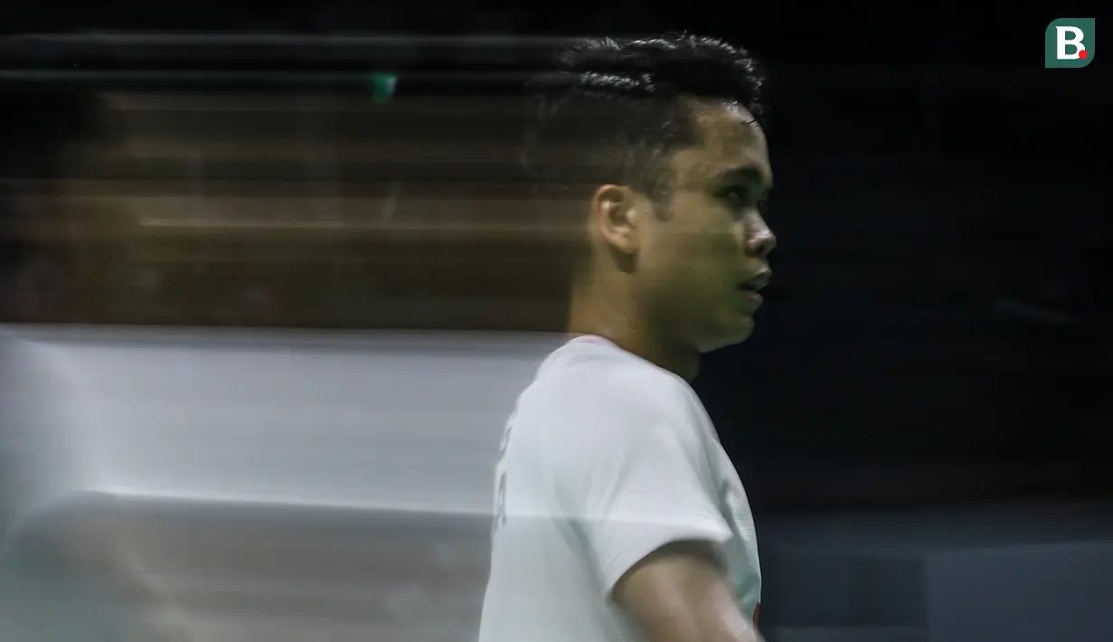 Tunggal putra unggulan ke-5, Anthony Sinisuka Ginting lolos ke perempatfinal usai mengalahkan tunggal putra Denmark, Hans-Kristian Solberg Vittinghus dengan dua game langsung, 21-17, 21-9. Di perempatfinal Anthony Ginting akan kembali menantang Viktor Axelsen, tunggal putra unggulan pertama asal Denmark, lawan yang mengalahkannya di final Indonesia Masters 2022 lalu. (Bola.com/Bagaskara Lazuardi)