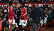 Pelatih Manchester United asal Portugal, Ruben Amorim (kanan), menyaksikan penyerang Manchester United asal Belanda #11, Joshua Zirkzee (kiri), meninggalkan lapangan setelah digantikan oleh gelandang Manchester United asal Inggris #37, Kobbie Mainoo, selama pertandingan Liga Primer Inggris antara Manchester United dan Newcastle United di Old Trafford di Manchester, Inggris barat laut, Selasa dini hari WIB (31-12-2024). (Darren Staples/AFP)