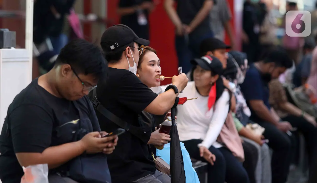Pengunjung menyantap makanan saat menghadiri Jakarta Fair 2022 (JFK 2022) atau Pekan Raya Jakarta (PRJ) pada hari pertama pembukaan di JIEXpo Kemayoran, Jakarta Pusat, Kamis (9/6/2022). Jakarta Fair 2022 akan berlangsung pada 9 Juni hingga 17 Juli 2022. (Liputan6.com/Herman Zakharia)