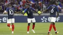 Para pemain Prancis merayakan gol Kylian Mbappe (kiri) pada laga uji coba di Groupama stadium, Decines, Lyon (9/6/2018). Prancis dan Amerika bermain imbang 1-1. (AP/Laurent Cipriani)