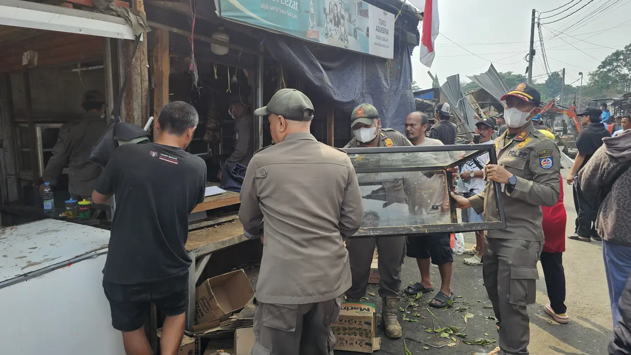 Lapak pedagang Pasar Cisalak digusur petugas gabungan. (Liputan6.com/Dicky Agung Prihanto)