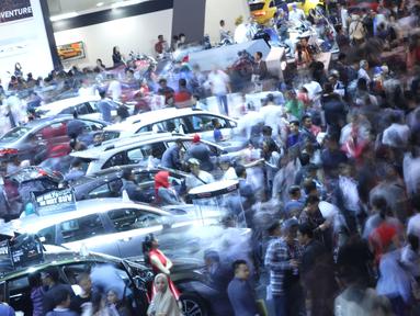 Pengunjung memadati stand pameran mobil pada Indonesia International Motor Show 2018 di JIExpo, Jakarta, Minggu (29/4). 38 merek kendaraan dipamerkan dan lebih dari 350 perusahaan ikut dalam IIMS 2018. (Liputan6.com/Helmi Fithriansyah)