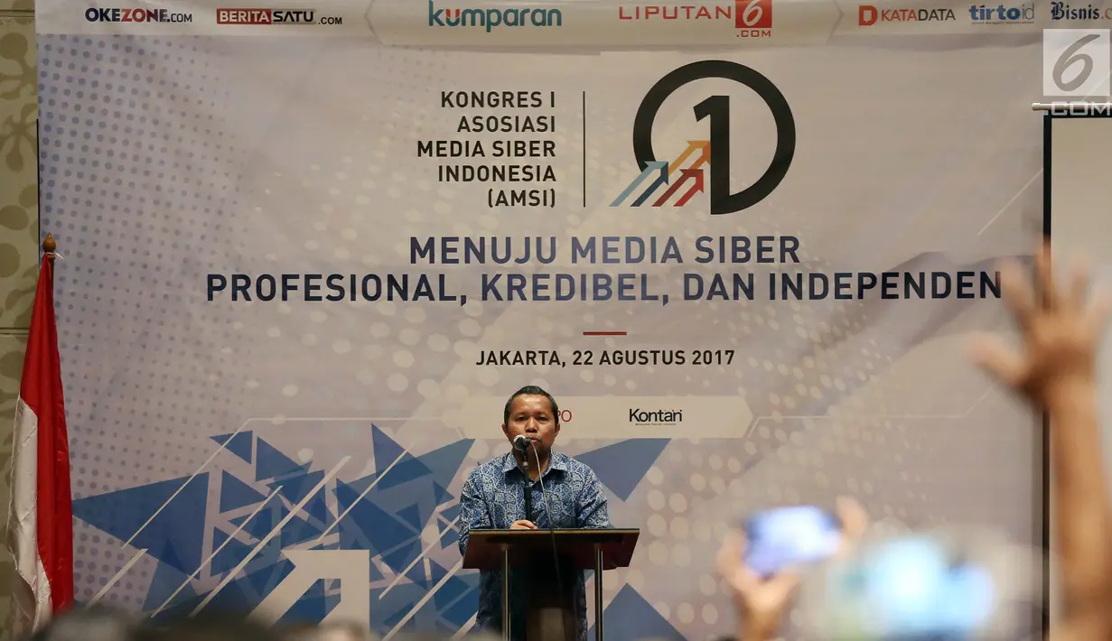 Ketua Umum Presidium AMSI Wenseslaus Manggut memberikan sambutan saat membuka kongres Asosiasi Media Siber Indonesia (AMSI) di Jakarta, Selasa (22/8). Kongres pertama AMSI tersebut dibuka oleh Wakil Presiden Jusuf Kalla. (Liputan6.com/Johan Tallo)
