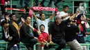 Suporter saat merayakan kemenangan Timnas Indonesia U-19 atas Filipina U-19 pada lanjutan penyisihan grup A Piala AFF U-19 2022 di Stadion Patriot Candrabhaga, Bekasi, Jawa Barat, Jumat (8/7/2022). Laga berakhir dengan keunggulan Timnas Indonesia U-19 dengan skor 5-1. (Liputan6.com/Helmi Fithriansyah)