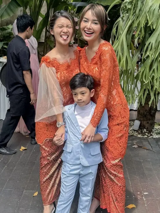 Rambut kecoklatan nya disanggul updo dengan menyisakan poni samping. Ia pun tampil sederhana tanpa mengenakan perhiasan berlebih. [@vinessainez]