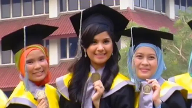 Annisa Pohan Lulus S2 dengan Cum Laude