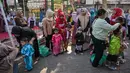 Pemberian vaksin Campak-Rubella sangat efektif melindungi anak dari komplikasi serius seperti pneumonia, infeksi otak, dan cacat lahir (sindrom rubella kongenital). Tampak dalam foto, para ibu dan anak-anak mereka menunggu giliran untuk menerima vaksin Campak-Rubella sebagai bagian dari program kesehatan pemerintah untuk memerangi penyakit anak di Surabaya, Jawa Timur pada Rabu 6 Mei 2026. (JUNI KRISWANTO/AFP)