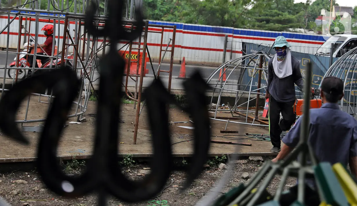 Pekerja menyelesaikan pembuatan kubah masjid di kawasan Kalimalang, Jakarta, Kamis (15/4/2021). Pandemi COVID-19 turut membuat para perajin kubah masjid sepi pesanan pada momen Ramadhan tahun lalu. (Liputan6.com/Herman Zakharia)
