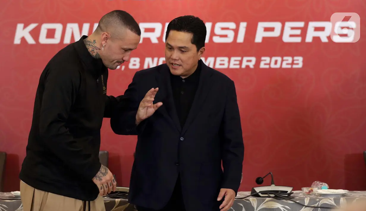 Radja Nainggolan (kiri) bersama Ketua Umum PSSI Erick Thohir. (Liputan6.com/Helmi Fithriansyah)
