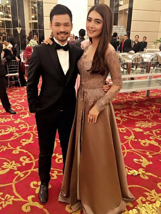 Tampil cantik dengan hijab juga diakui oleh sang suami, Reshwara Argya Radinal. Penampilan dengan mengenakan hijab saat sinetron sering mendapat pujian dari sang suami. (Instagram/nsyakieb85)