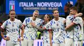 Pemain Timnas Norwegia, Thelo Aasgaard, Erling Braut Haaland, Patrick Berg, dan Torbjorn Lysaker Heggem merayakan kemenangan mereka di akhir pertandingan kualifikasi Piala Dunia 2026 zona Eropa melawan Italia, di Stadion San Siro, Milan, pada 16 November 2025. Mengalahkan Italia dengan skor 4-1 pada pertandingan terakhir Grup I Kualifikasi Piala Dunia 2026 zona Eropa, Timnas Norwegia memastikan tiket lolos ke Piala Dunia 2026. (Alberto PIZZOLI/AFP)