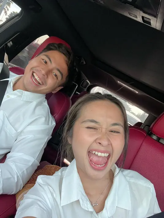 <p>Selfie berdua di dalam mobil, keduanya kembali tampil kompak. Terlihat Gritte dan Arif sama-sama mengenakan atasan kemeja berwarna putih. Foto: Instagram.</p>