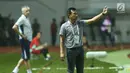 Pelatih Bali United, Widodo C Putro (kanan) memberi arahan pada pemainnya saat laga melawan PS TNI dilanjutan Liga 1 Indonesia di Stadion Pakansari, Kab Bogor, Senin (10/7). Laga dimenangkan Bali United dengan 4-3. (Liputan6.com/Helmi Fithriansyah)