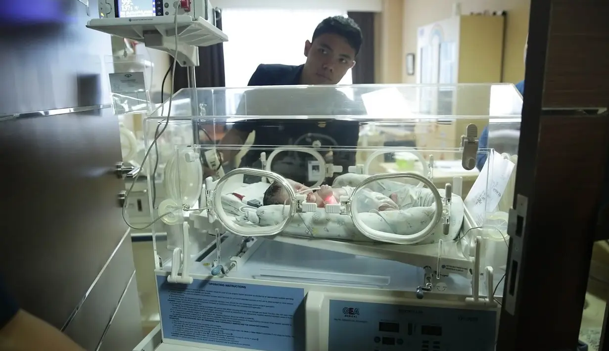 Berdasarkan Findo Purwono HW yang berprofesi sutradara, sang istri, Rheina Ipeh masih dalam kondisi lemas usai menjalani persalinan. Sebelum menjalani proses persalinan, sang istri sedang gejala flu. (Bambang E. Ros/Bintang.com)