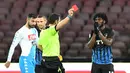 Gelandang Atalanta, Franck Kessie, mendapat kartu merah saat pertandingan melawan Napoli pada lanjutan Serie A di Stadion San Paulo, Naples, (25/02/2017). (EPA/Ciro Fusco)